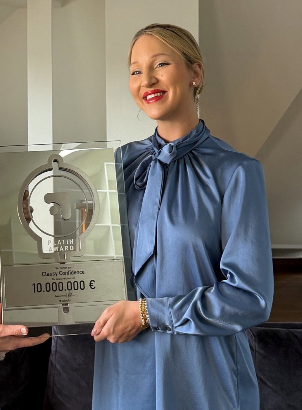 Lea Ernst mit dem Platin-Award für über 10 Millionen Euro Umsatz mit Classy Confidence
