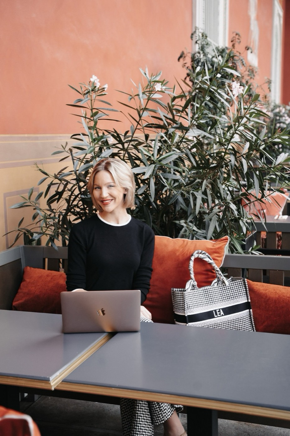Lea Ernst mit Kaffee