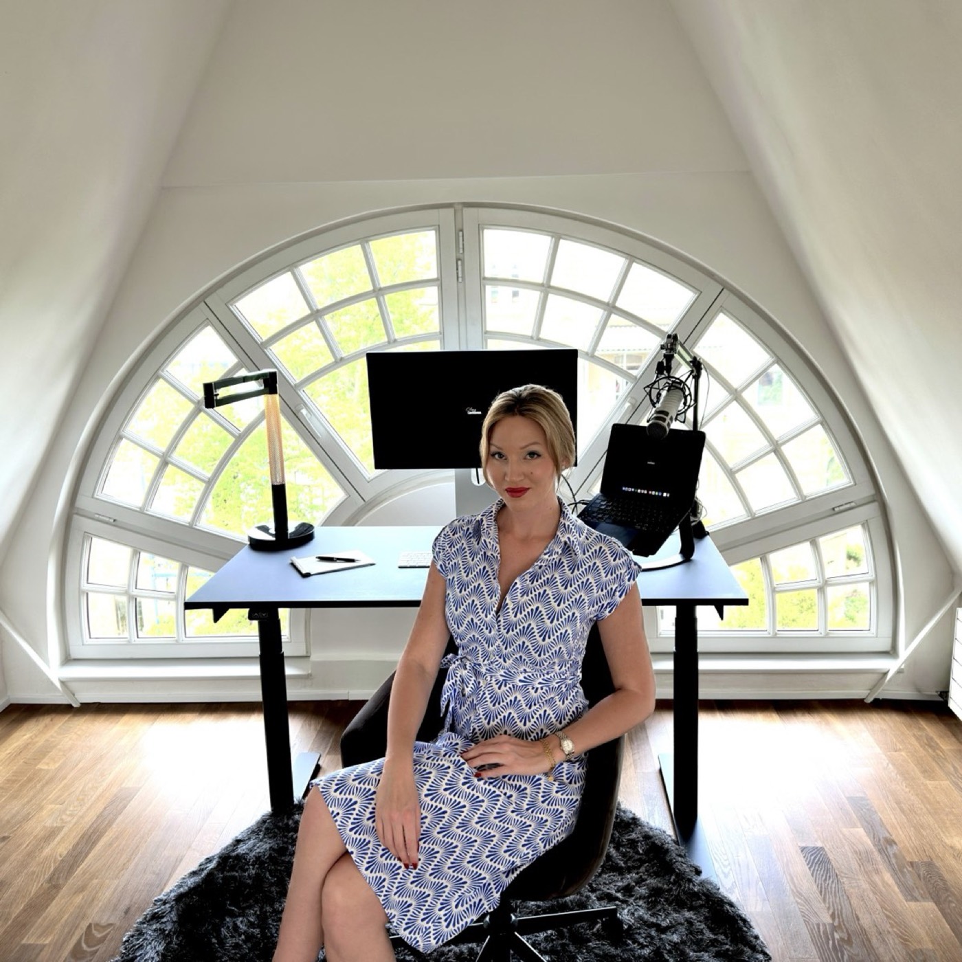 Lea Ernst an ihrem Arbeitsplatz mit festem Setup, ein Bild für ein Business, das wie ein System trägt